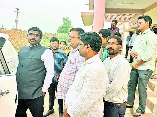 సచివాలయాల్లో వీఆర్‌ఓల చాంబర్‌ తప్పనిసరి