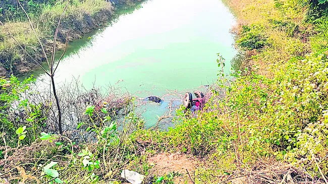 ట్రాక్టర్‌ బోల్తా 
