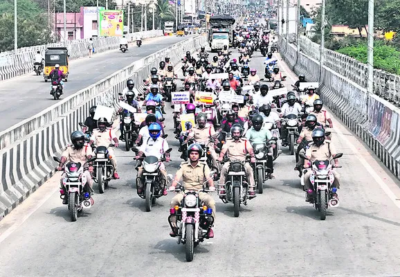 హెల్మెట్‌ ధారణతో ప్రాణాలు కాపాడుకుందాం