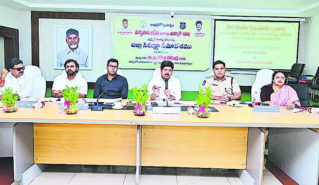 నేరాల నివారణకు                 గ్రామ, వార్డు సందర్శన  