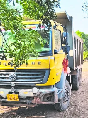 మట్టి తరలిస్తున్న టిప్పర్‌ సీజ్‌ 