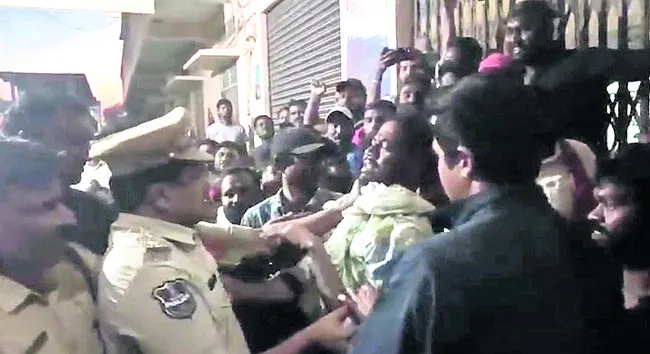 కార్మికుల సమ్మెలో ఉద్రిక్తత