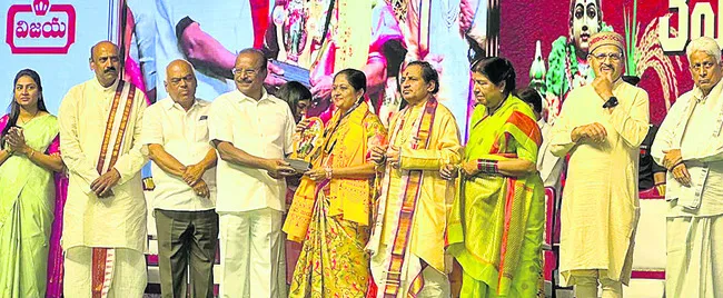 కందేపికి ఆంధ్ర సారస్వత పురస్కారం