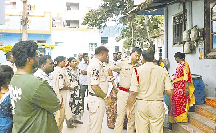 సాక్షి పత్రిక, టీవీ రిపోర్టర్లు, కెమెరామెన్‌లపై కేసులు