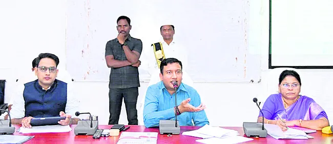 పెండింగ్‌ దరఖాస్తులపై అలసత్వం వద్దు