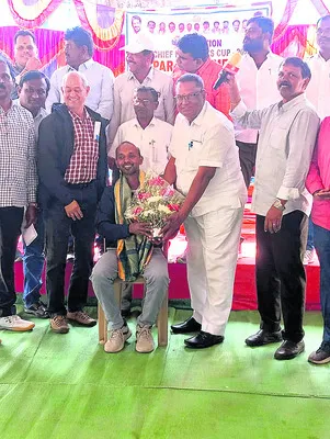 డెంజిల్‌ నార్జరీని ఆదర్శంగా తీసుకోవాలి