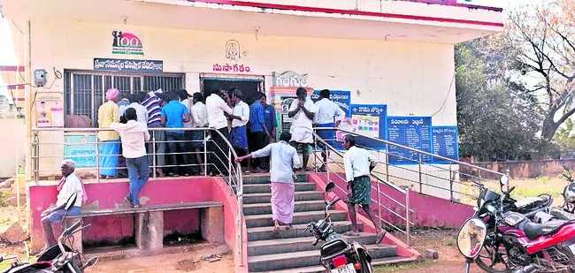 యూరియా కోసం తప్పని తిప్పలు