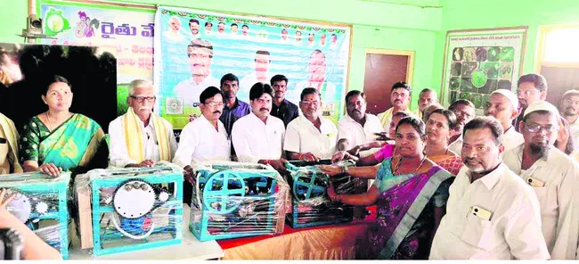 అర్హులకు సబ్సిడీపై చేనేత యంత్రాలు 