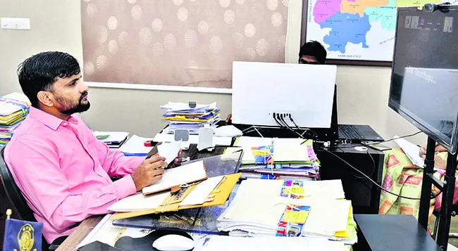 జిల్లా అంతటా బుధవారం పగలు, రాత్రి ఉష్ణోగ్రతలు తగ్గాయి. 