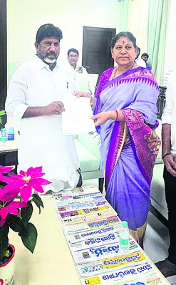 సమస్యలు పరిష్కరించాలని డిప్యూటీ సీఎంకు వినతి