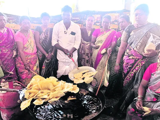 మహా దాసోహకు భారీగా అప్పడాల తయారీ 