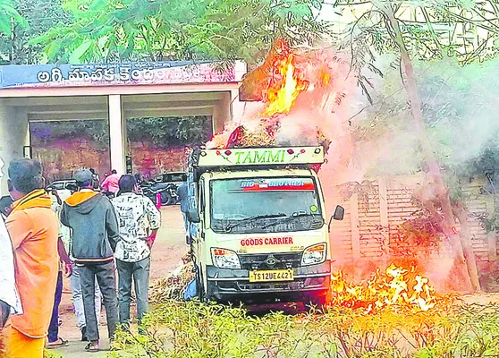 షార్ట్‌సర్క్యూట్‌తో ఆటోలో మంటలు 