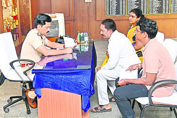 న్యాయమూర్తికి  వ్యతిరేకంగా పుస్తకం 
