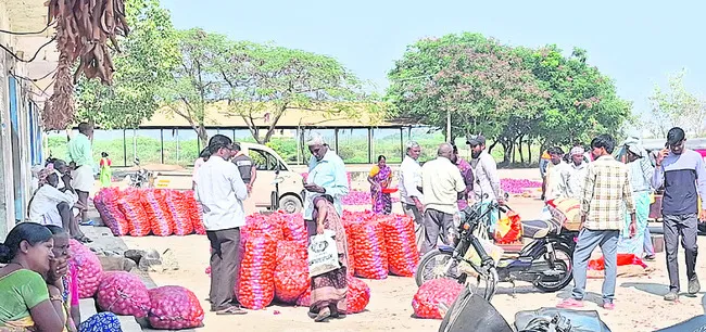 మళ్లీ పెరిగిన ఉల్లి ధర 
