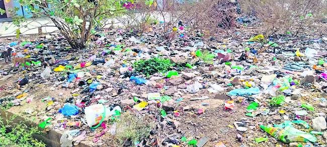 చెత్తకుండీలుగా ఓపెన్‌ ప్లాట్లు..
