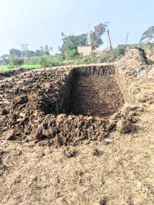 గోదావరి కాలువ పక్కన డంపింగ్‌ యార్డ్‌ 