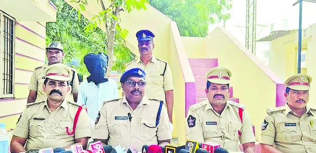 ఖర్చులకు డబ్బివ్వలేదని కసితీరా నరికాడు 