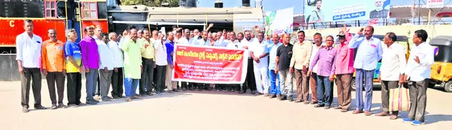 కోచ్‌ ఫ్యాక్టరీలో ఉద్యోగాలివ్వాలి