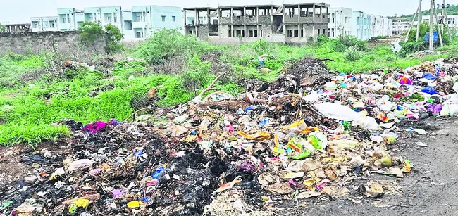 చెత్తను కాలుస్తూ.. పొగ పెడుతూ! 
