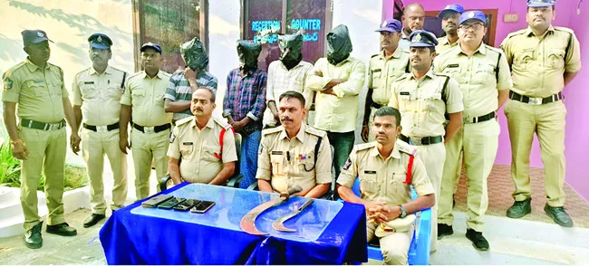 హత్య కేసులో నిందితుల అరెస్ట్‌ 