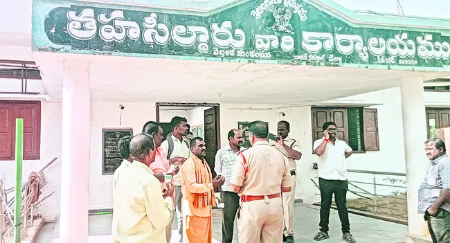 అక్రమ రిజిస్ట్రేషన్‌ నిలిపివేయాలని రైతుల ఆందోళన 