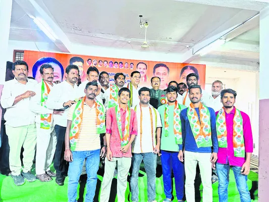కాంగ్రెస్‌లో పలువురి చేరిక 
