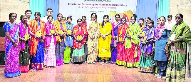 మహిళలు ఆత్మవిశ్వాసంతో ముందుకెళ్లాలి