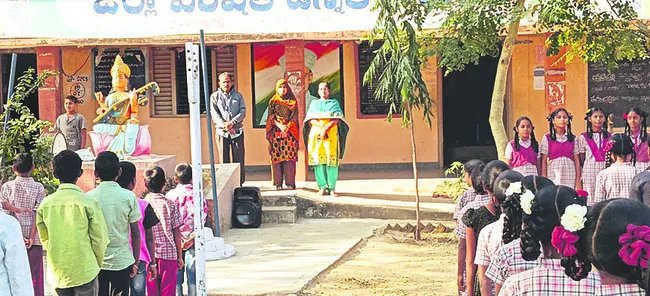 సమయపాలన పాటించని టీచర్లు 