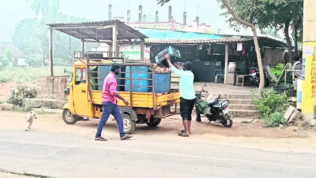 యథేచ్ఛగా  కోళ్ల వ్యర్థాల తరలింపు 
