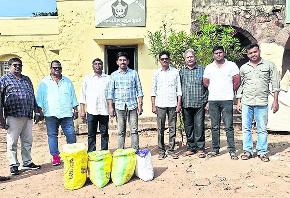 సారా ప్యాకెట్లతో ఐదుగురు అరెస్టు 