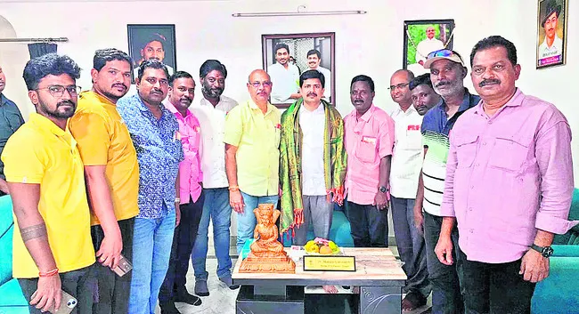 సమస్యల పరిష్కారానికి ఎంపీ హామీ