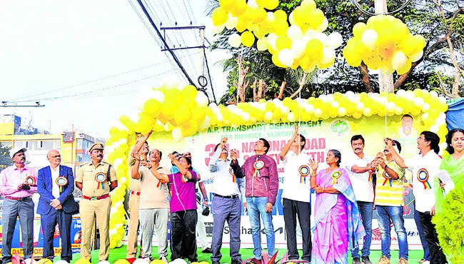 సమష్టి కృషితో రోడ్డు ప్రమాదాలు నివారిద్దాం