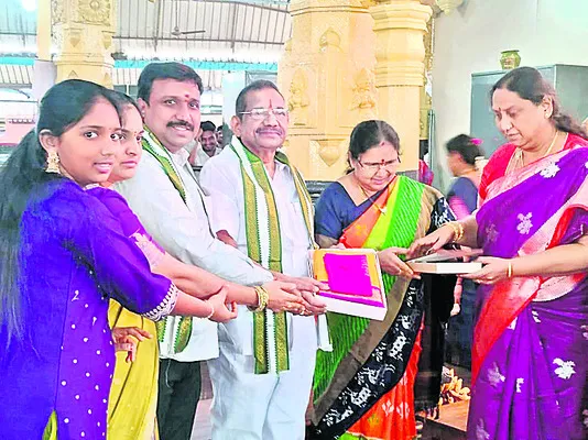 కనకమహాలక్ష్మికి తుమ్మిడి బ్రదర్స్‌ నెక్లెస్‌ బహూకరణ 