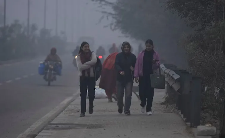 Delhi: ఢిల్లీపై చలి పంజా.. కనిష్టానికి ఉష్ణోగ్రతలు