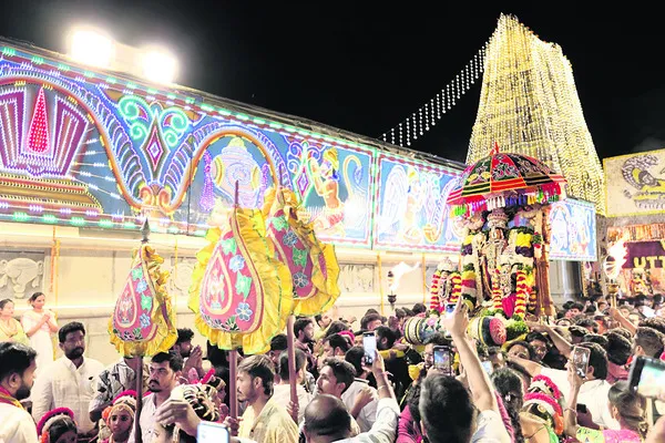 వైభవంగా స్వర్ణగిరీశుడి తిరువీధి ఉత్సవ సేవ