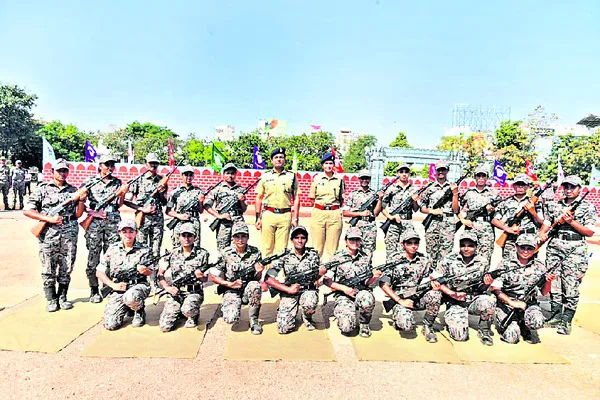 పోలీసుల పనితీరు అభినందనీయం