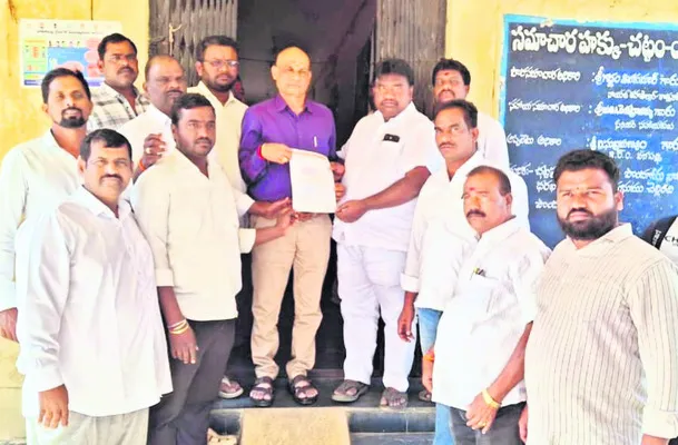 ‘భూములు కబ్జా చేస్తుంటే చూస్తూ ఊరుకోం’ 