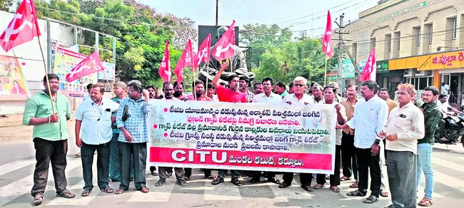 కార్మికుల ప్రాణం కంటే.. ‘అల్కాలీస్‌’ ప్రయోజనం ముఖ్యమా?