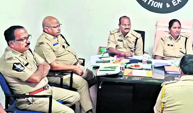 నాటుసారాను సమూలంగా నిర్మూలించాలి 