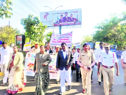 రోడ్డు భద్రతా ప్రమాణాలు పాటించాలి