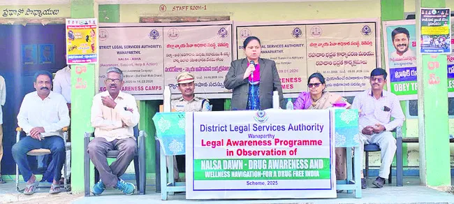 రోడ్డు భద్రత నియమాలు పాటించాలి 