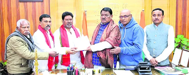 లంబాడాలను ‘ఎస్టీ’ నుంచి తొలగించాలి