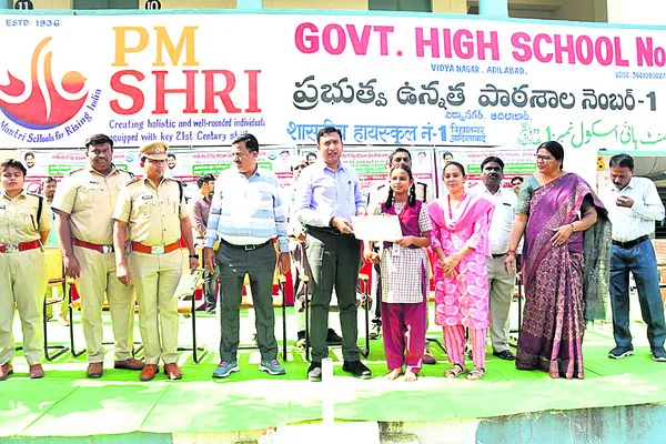 రోడ్డు భద్రత నియమాలు పాటించాలి