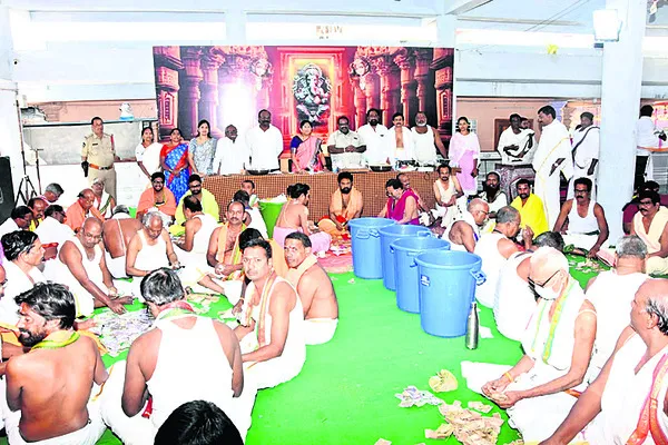 నూకాంబిక ఆలయ హుండీ లెక్కింపు 