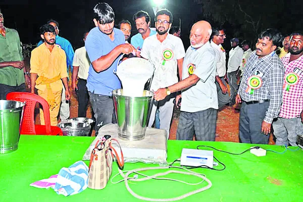 ఆసక్తిగా పాల దిగుబడి పోటీలు