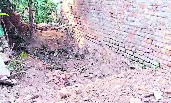 గుప్తనిధుల కోసం తవ్వకాలు 