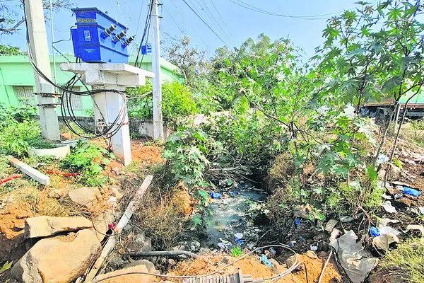 ఔట్‌లెట్‌ లేక అవస్థలు
