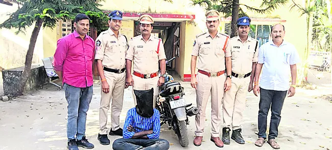 24 గంటల్లోనే బంగారం దొంగ పట్టివేత 