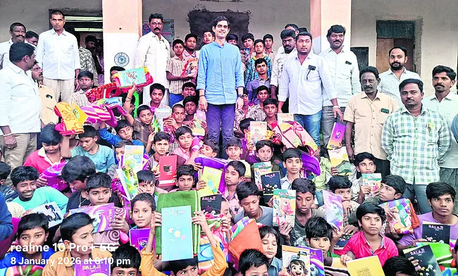 విద్యార్థులకు పుస్తకాల పంపిణీ 