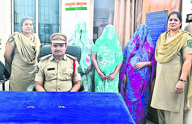 చోరీ కేసులో ముగ్గురు మహిళల అరెస్టు